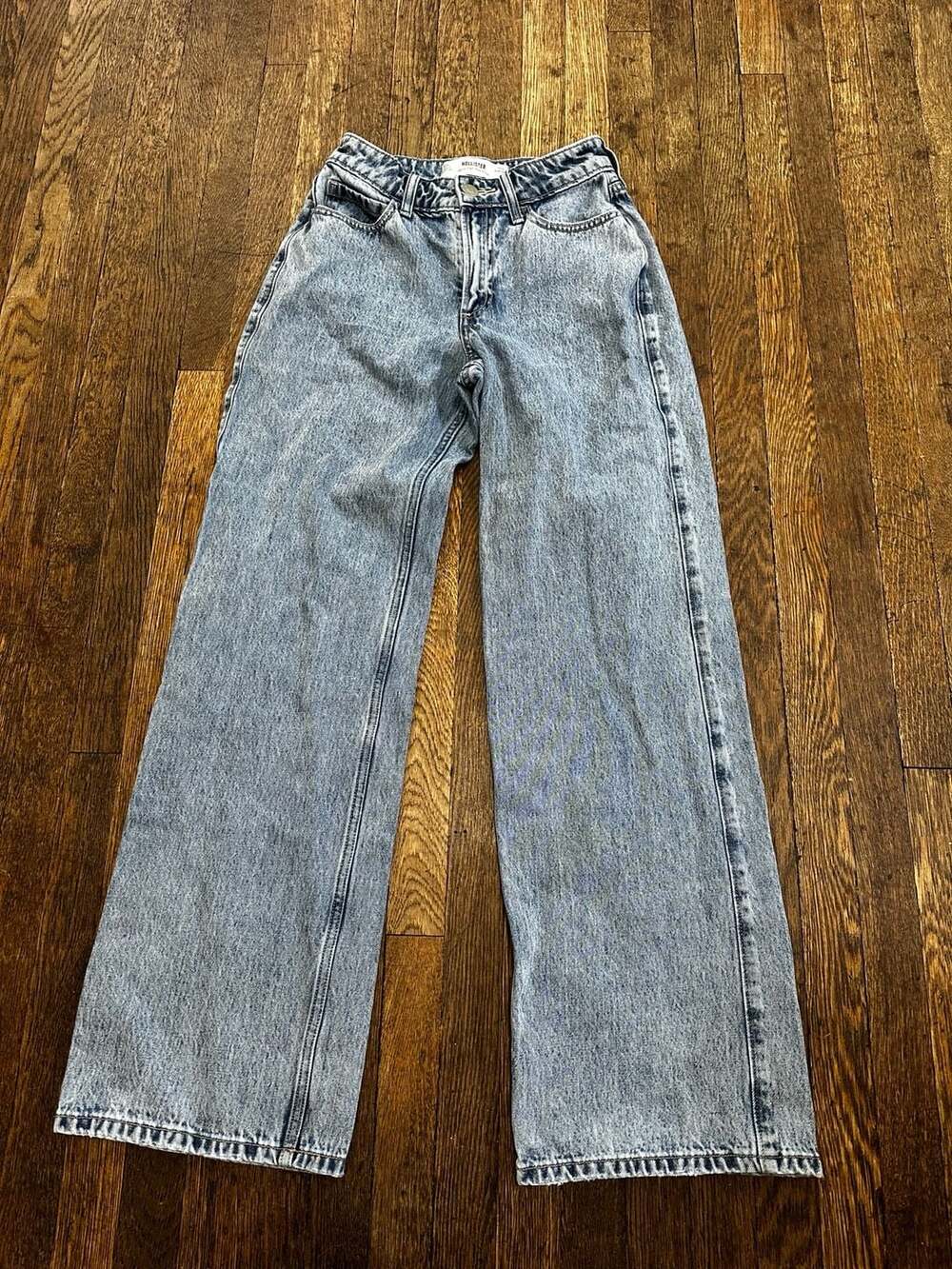 Hollister High Rise Wide Leg Jeans Light Wash Size 00
Waist 24